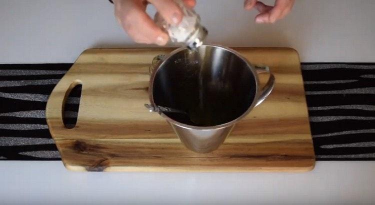 Agregue ajo y sal, mezcle.