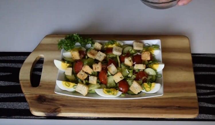 Ponga las galletas preparadas encima de nuestra ensalada con aguacate y huevo.