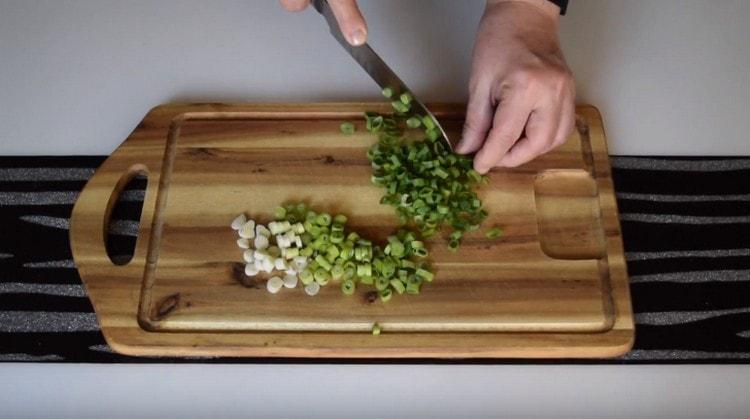 Moler cebollino fresco.