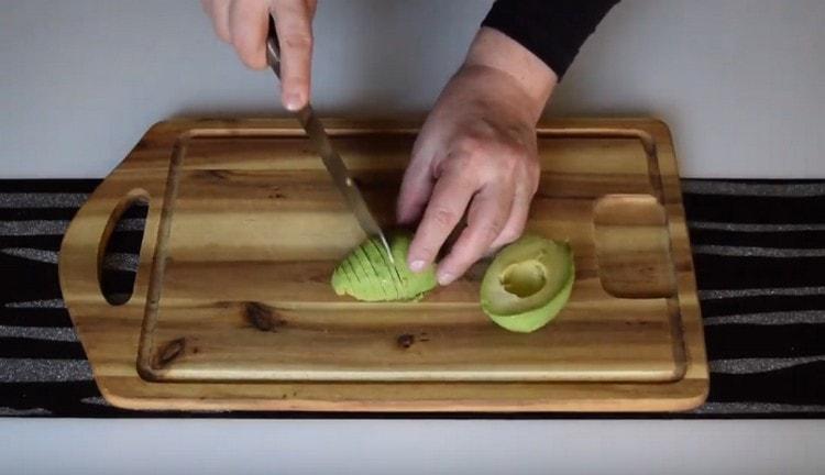 Cortar la carne en medios anillos.