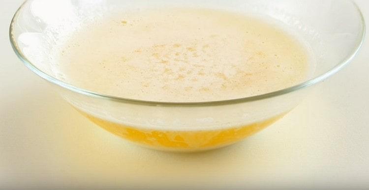 Topiți untul, răciți puțin.