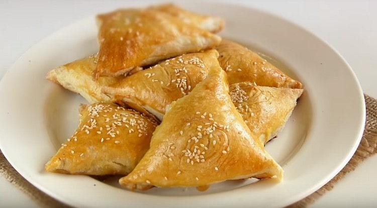 Samsa cu pui este incredibil de suculentă și delicioasă.