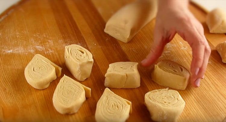 Ruloul rezultat este tăiat în bucăți identice.