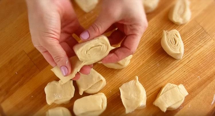 Tragem puțin marginea fiecărei piese.