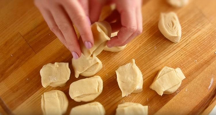 Aplicăm marginea trasă a aluatului pe felie.