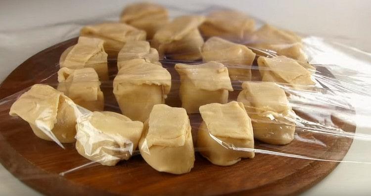 Pentru încă 5 minute, trimitem semifabricatele la frigider.