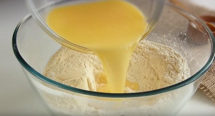Introduceți componentele lichide în făină.