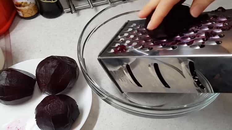 Pentru a face tăieturi de sfeclă într-o rețetă simplă, grătați ingredientele