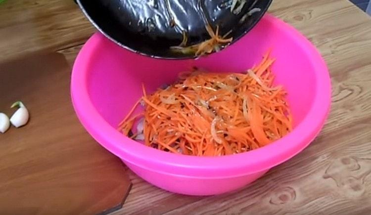 Idagdag ang maanghang na sarsa ng gulay mula sa kawali hanggang sa herring.