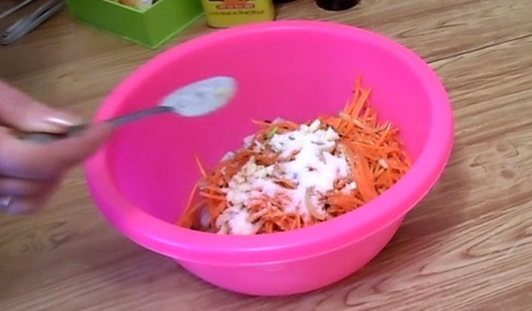 Season ang pinggan na may asukal.