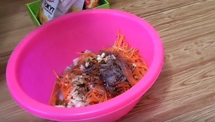 Magdagdag ng paminta at kulantro.