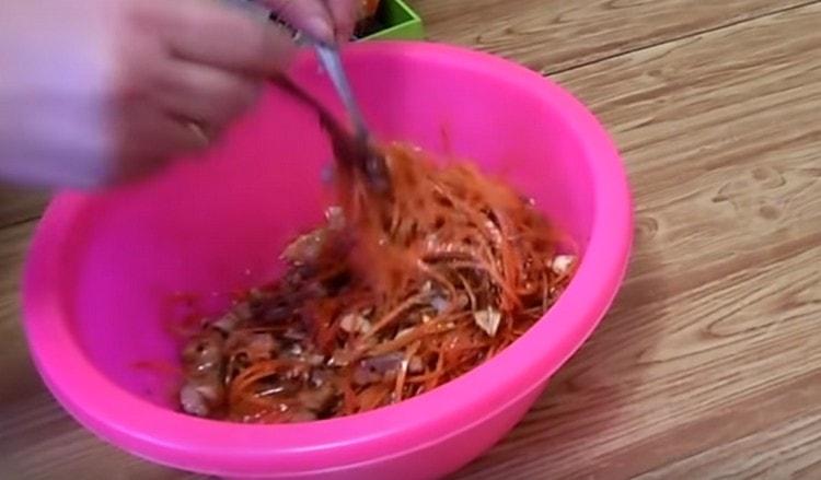 Paghaluin ang lahat ng mga sangkap.