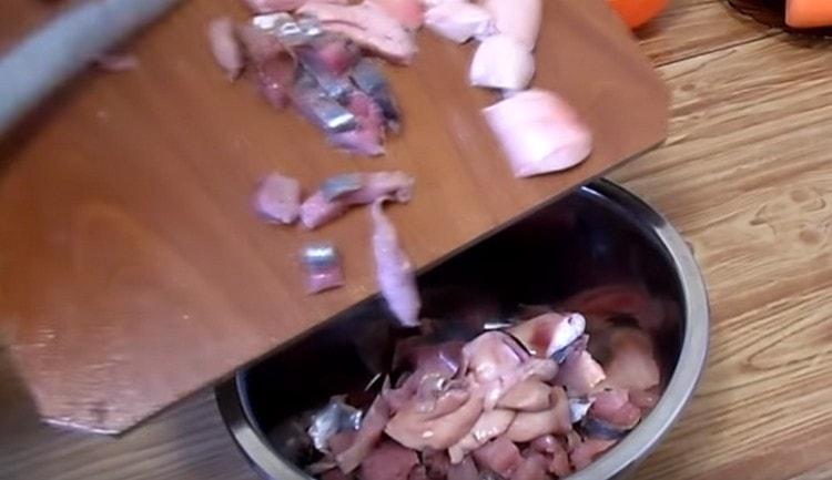 Ilagay ang mga piraso ng herring sa isang malalim na mangkok.