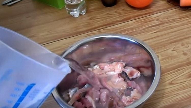 Punan ng tubig ang herring.