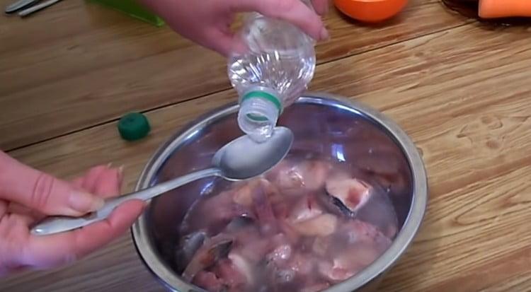 Magdagdag ng suka at iwanan ang mga isda upang mag-atsara.