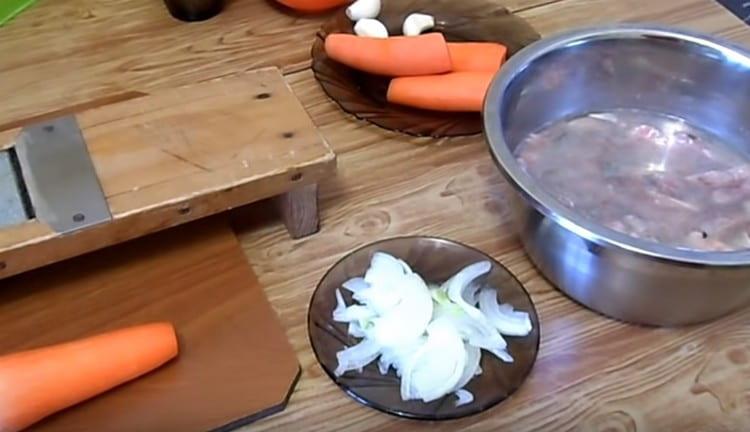 Ang mga sibuyas ay kailangang i-cut sa kalahating singsing.