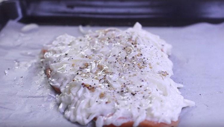 Adăugați câteva semințe de muștar și piper.