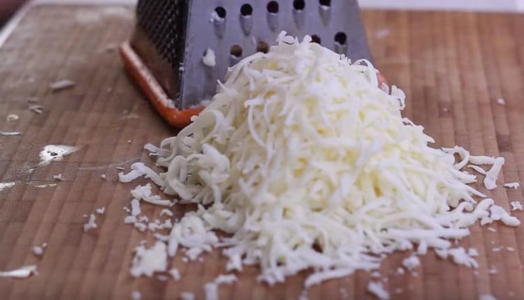 Gratiți brânza.