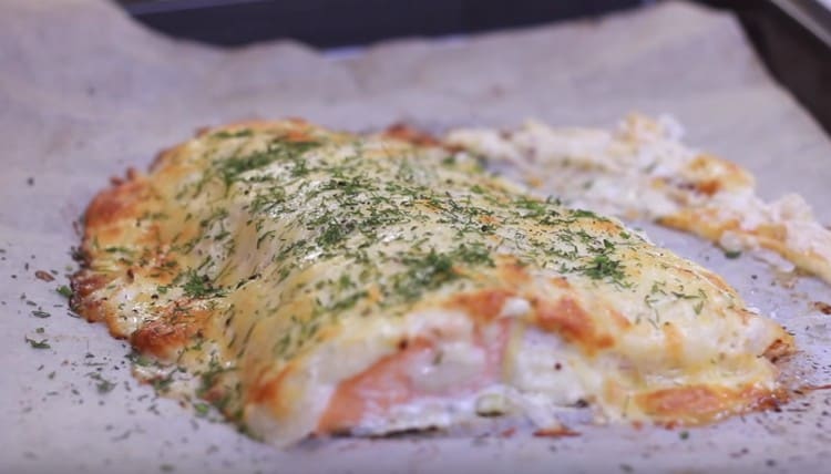 Somonul fiert conform acestei rețete în cuptor se dovedește extrem de gustos.