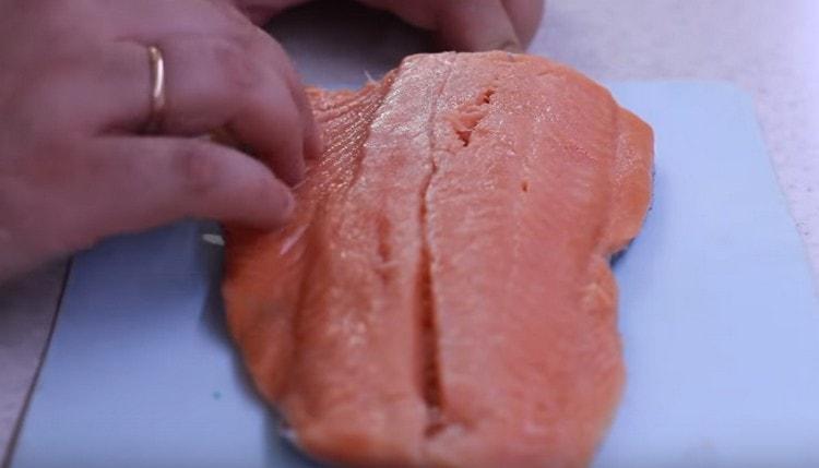 Verificați filetul pentru oase și îndepărtați-le.