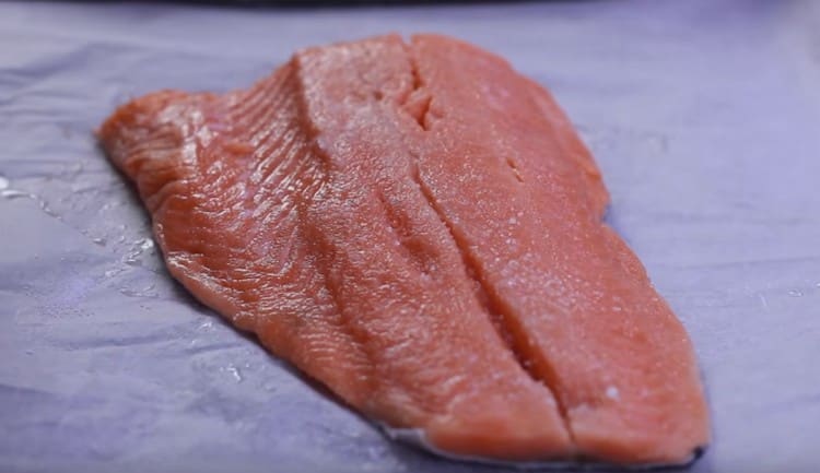 De asemenea, ar trebui să stropiți fileul cu puțin zahăr.