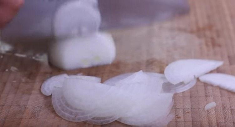 Tăiați ceapa în inele subțiri subțiri.