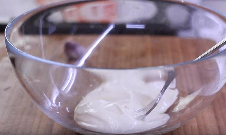 Pentru sos, luați maioneză.