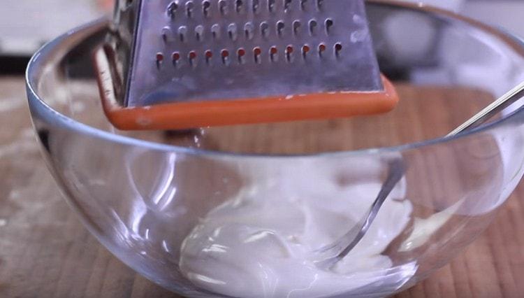 Adăugați un pic de usturoi ras la maioneză.