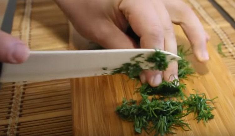 Смелете пресен копър.