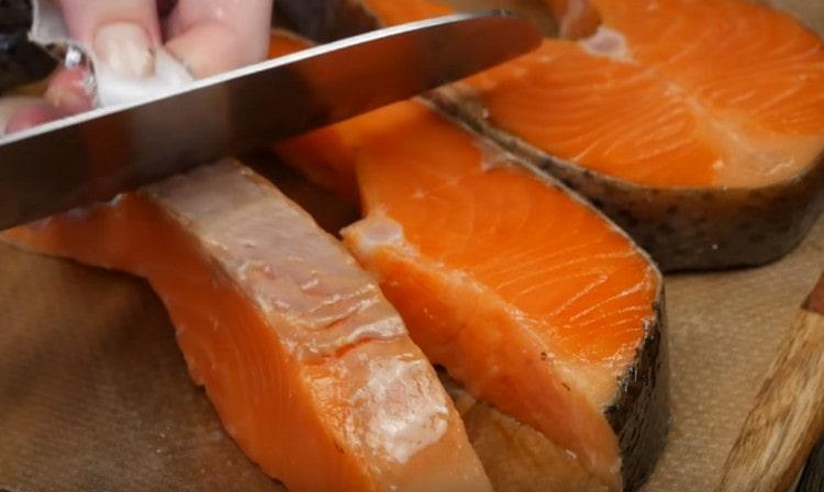 Řezy z lososa nakrájejte na polovinu, odstraňte kůži.