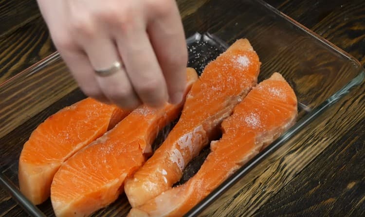 Sůl a pepř ryby podle chuti.