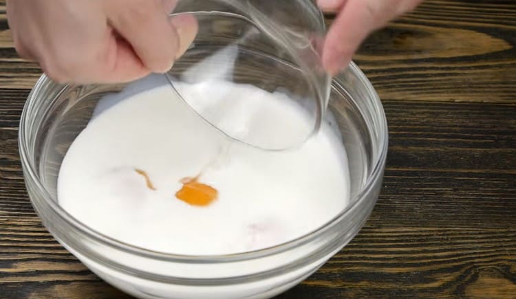 Přidejte žloutky do krému.