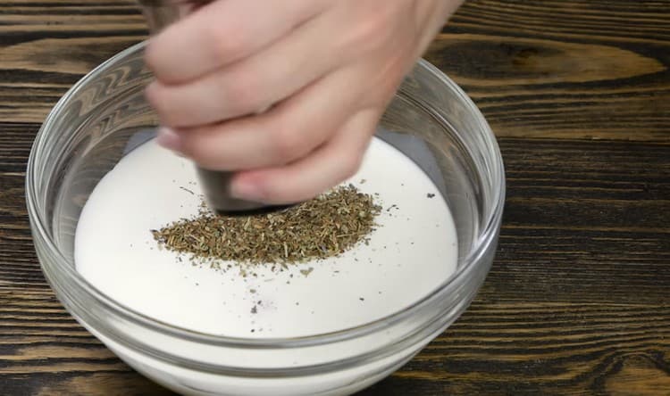 Přidejte bazalku a pepř.