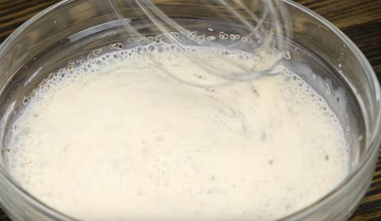 Rozšleháme omáčku šlehačkou.