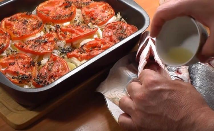 Frottez le poisson avec du sel et versez un peu de jus de citron dans l'abdomen.