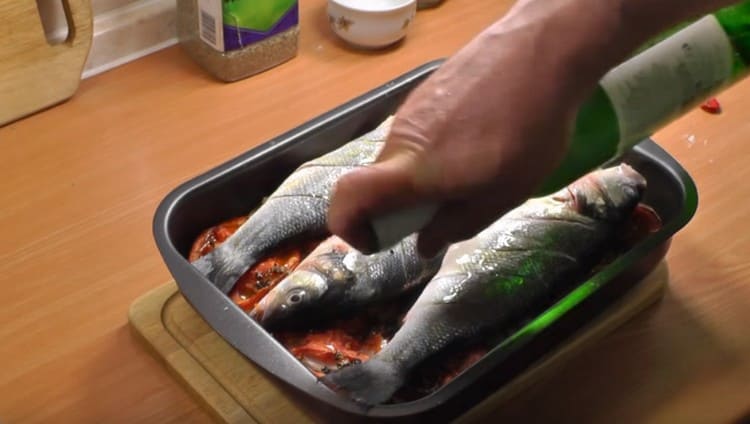 Versez le poisson au vin blanc.