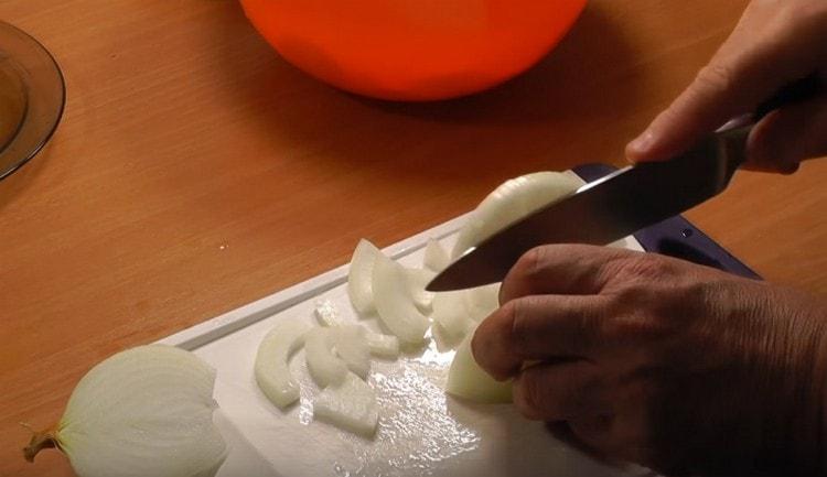 Nous avons coupé les oignons en quartiers.