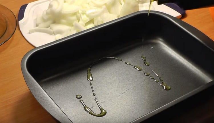 Graisser une plaque à pâtisserie avec de l’huile végétale.