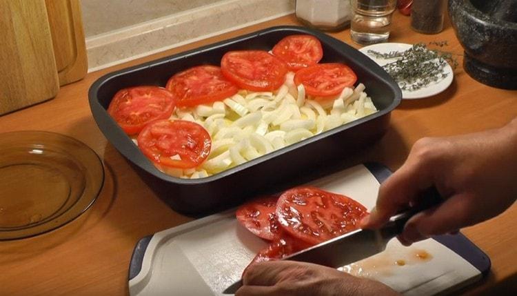 Répartissez les tranches de tomates sur la couche d'oignon.