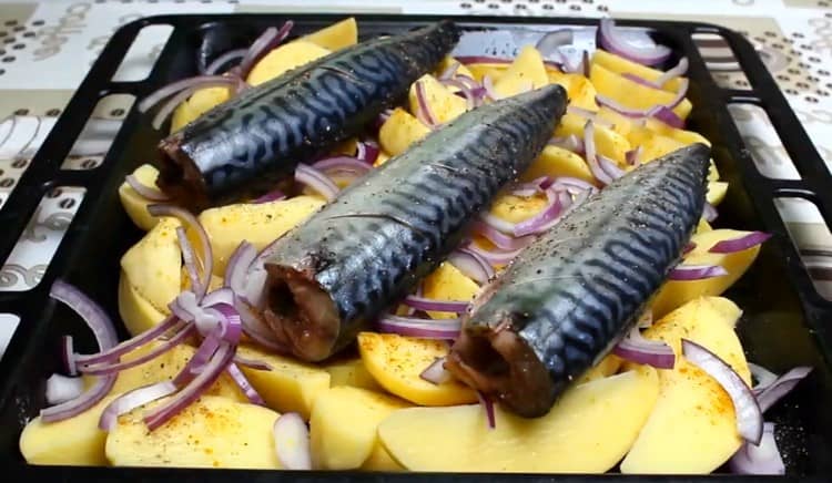 Поставете лука отгоре върху картофите, след което разпределете рибата.