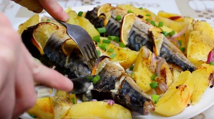 За да сервирате, сложете ястието в отделна голяма чиния.