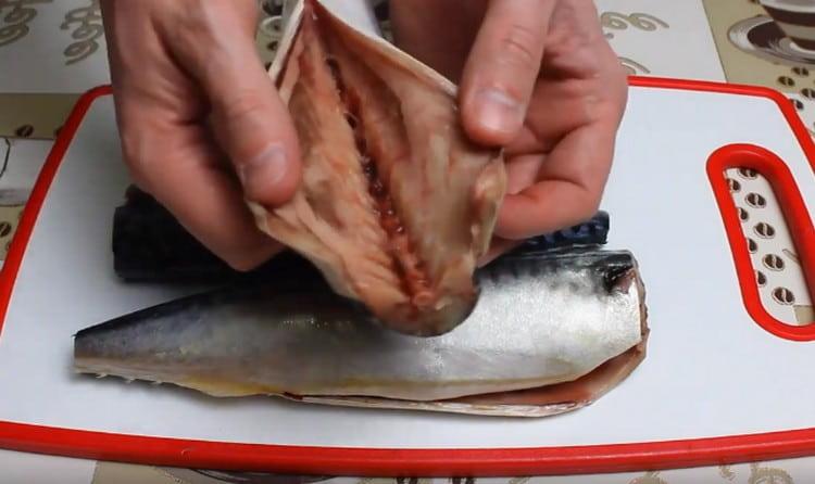 Почистваме и внимателно скумрия.