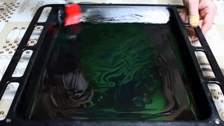 Намазнете тава за печене с растително масло.