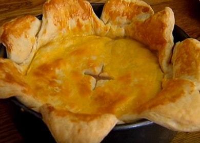 Vi förbereder en original smördeg med kött enligt receptet med steg för steg-foton.