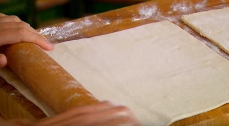 Keluarkan pastri puff sedikit.