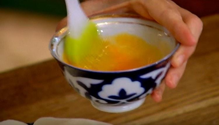 Ringan memukul satu kuning telur.