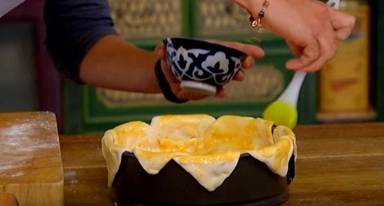 Tuangkan kek dengan kuning telur.