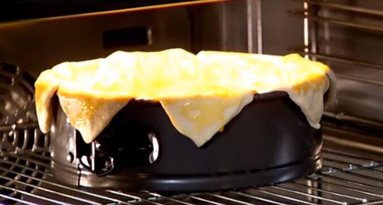 Kami menghantar kek ke dalam ketuhar.