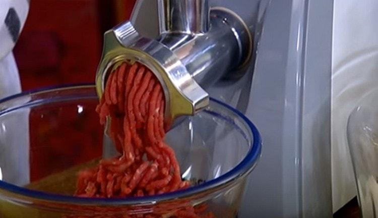 Lulus daging melalui penggiling daging.