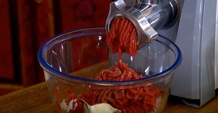 Masukkan krim masam dan pes tomato.